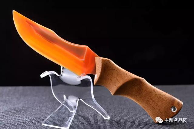 用水晶、玛瑙玉髓和碧玉的玉石做刀，与其说刀，不如说艺术收藏品