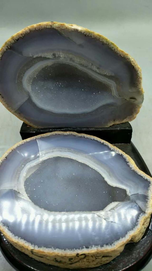 男子把玛瑙原石切开后，里面还有带紫色水晶的