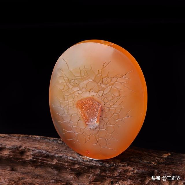 一块罕见的玛瑙和水晶共生石，雕了一张脸，满是裂纹引人深思