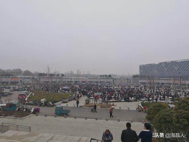 天然水晶大集，在这里施华洛世奇的高级玻璃俗不可耐