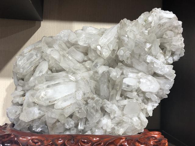 白色及茶色烟色水晶单体及晶簇，天然形成的矿石，比较稀有名贵