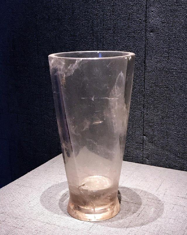 大姐，别逗了，您花200多买个杯子还问是不是天然水晶的？