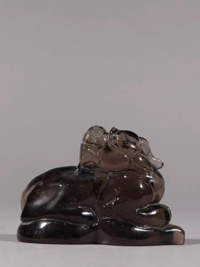 回流 茶晶瑞兽扭印章。规格：高5.28cm 宽7.7cm 重161.4g天然茶水晶